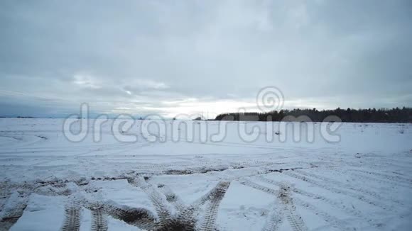 一片白雪皑皑的田野和天空时间表视频的预览图