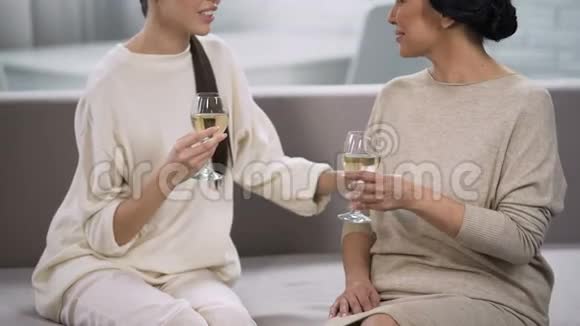 女人喝酒聊天支持和交流庆祝视频的预览图