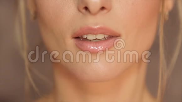 女人嘴唇涂着淡淡的柚子视频的预览图
