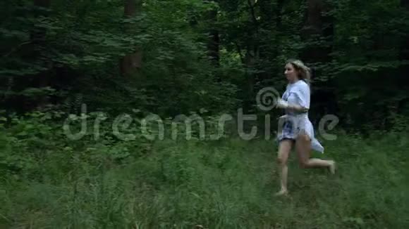 女孩光着脚在森林里奔跑视频的预览图