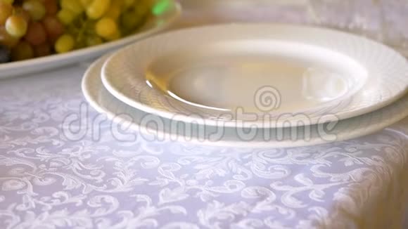 专业桌子设置特写盘子和叉子放在白色桌布上视频的预览图