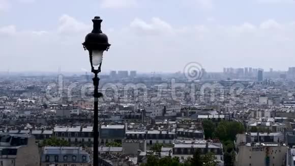 从蒙马特顶部看巴黎Citsscape天际线展示游客购物在公园放松和攀爬视频的预览图