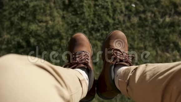飞过美丽的森林树木空中相机拍摄和人的腿与蓝色运动鞋的框架景观视频的预览图