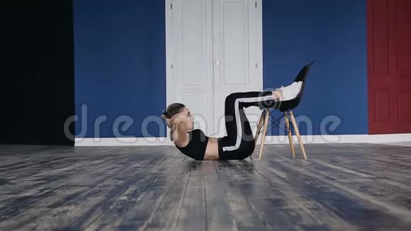 一个穿着运动服的活跃的年轻女性通过大量的锻炼来增强压力的肌肉她的体重是视频的预览图