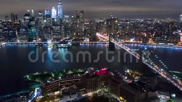 纽约曼哈顿的高级夜景布鲁克林大桥时间推移无人机视频的预览图