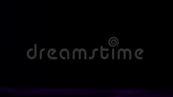 紫色的烟雾在平静的水面上飘荡视频的预览图