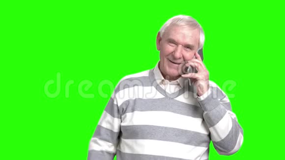 不错的祖父在手机上说话视频的预览图
