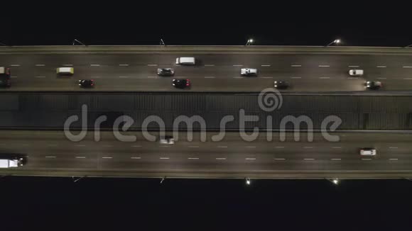 不断上升的无人机镜头展现了城市高速公路桥梁交通和基础设施的壮观发展视频的预览图