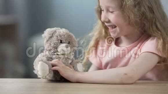 快乐的金发女孩玩玩具熊笑休闲活动视频的预览图