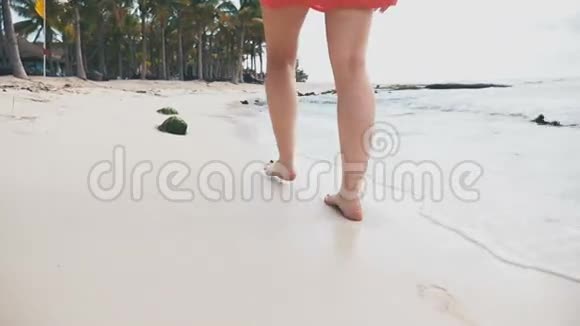 腿在沙滩上行走视频的预览图