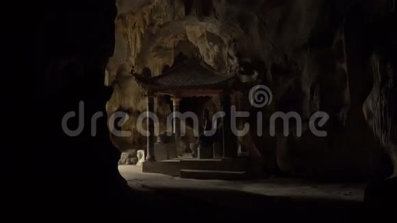 洞中的佛寺视频的预览图