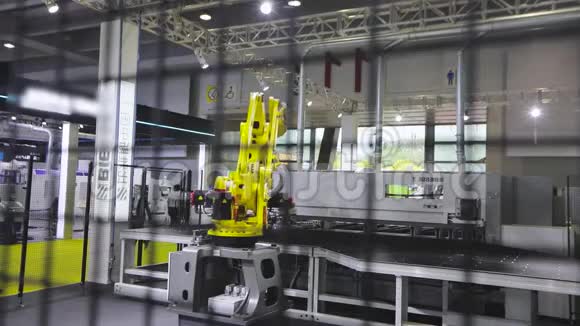 工业机器人手臂工业机器人机械手在工厂工作视频的预览图