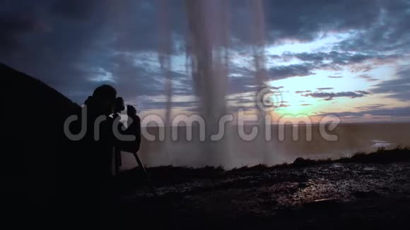 太阳落山瀑布视频的预览图