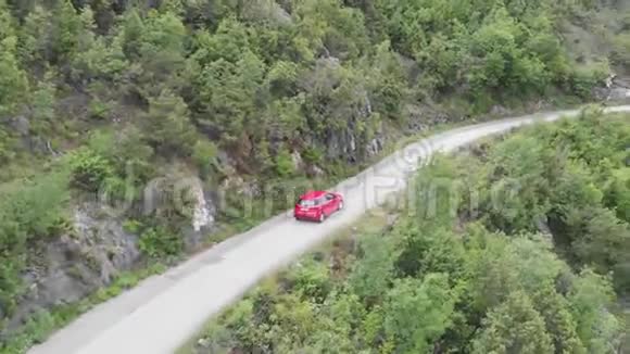 开车去山上美丽的夏日山路视频的预览图