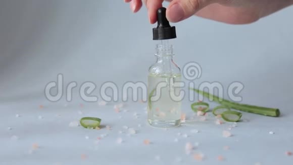 带吸管的滴管玻璃瓶用芦荟填充精华液视频的预览图