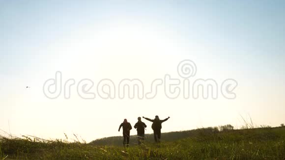 业务团队急于求成慢动作快乐的旅行者一个接一个地跑进太阳快乐视频的预览图