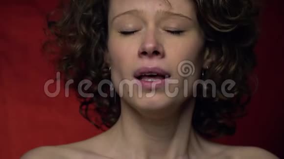 一个卷发女人感冒了打喷嚏动作有点慢视频的预览图
