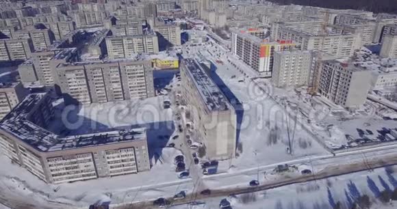 不良高层建筑从空中密集的城市发展视频的预览图