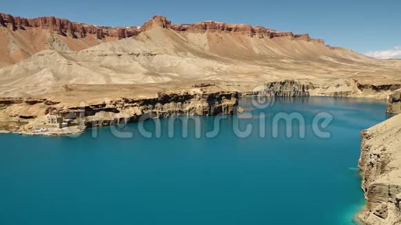 石灰华岩崖和蓝湖景观视频的预览图