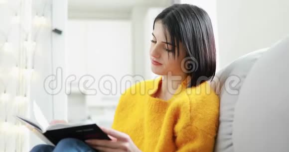 女人周末在家看书视频的预览图