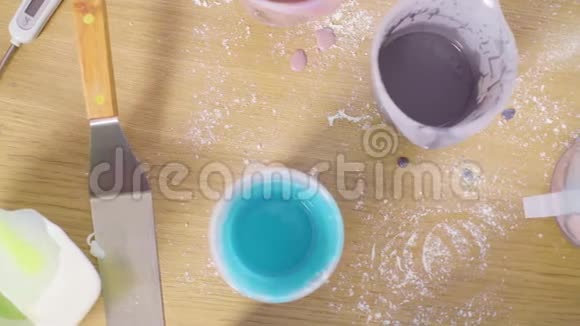 桌上有多色镜面釉的碗视频的预览图
