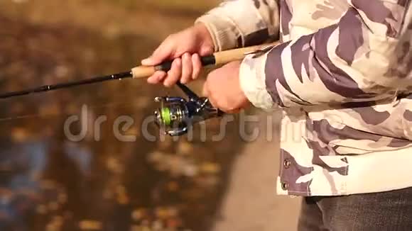 一个渔夫在旋转的线圈上钓到鱼视频的预览图