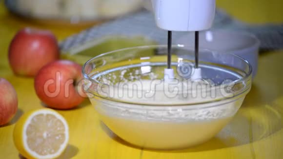 女性用搅拌器搅拌面团做苹果派视频的预览图