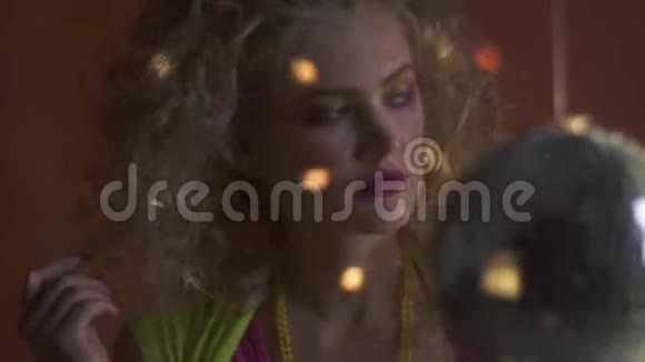复古的迪斯科氛围迪斯科舞会和灯光80年代的金发女郎视频的预览图