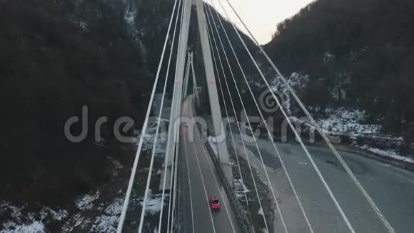 日落时从桥内无人驾驶飞机的空中俯瞰视频的预览图