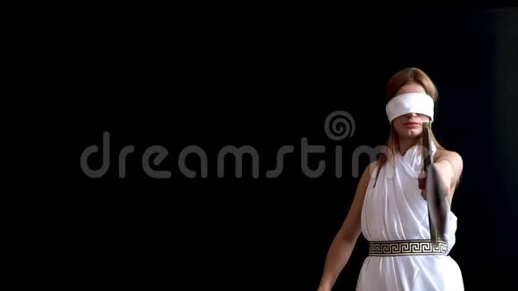 希腊女正义女神菲米达手中拿着剑黑色背景上有鳞片律师事务所的概念视频的预览图