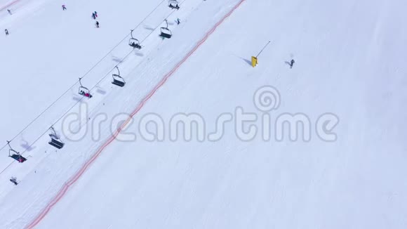 滑雪坡的空中景观滑雪升降机滑雪者和滑雪板下降视频的预览图