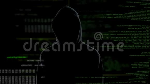银行系统崩溃危险的男性黑客通过互联网抢劫金融公司视频的预览图