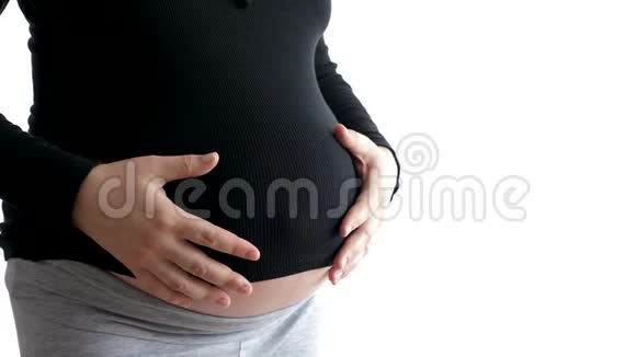 把孕妇的肚子对准镜头视频的预览图