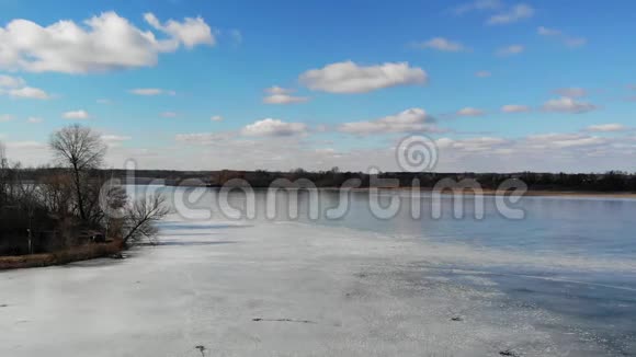 美丽的湖景来自冰面蓝天与云视频的预览图