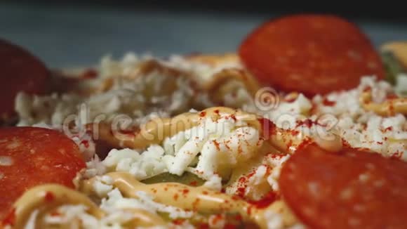 厨师的特写把意大利腊肠放在披萨上框架专业厨师在传统意大利披萨上放一片意大利腊肠视频的预览图