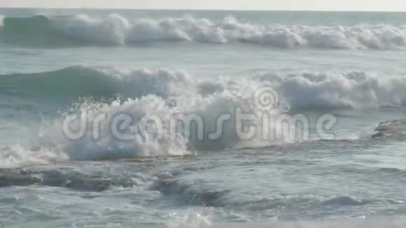 海水在沙滩上缓慢地流动带着蔚蓝的波浪视频的预览图