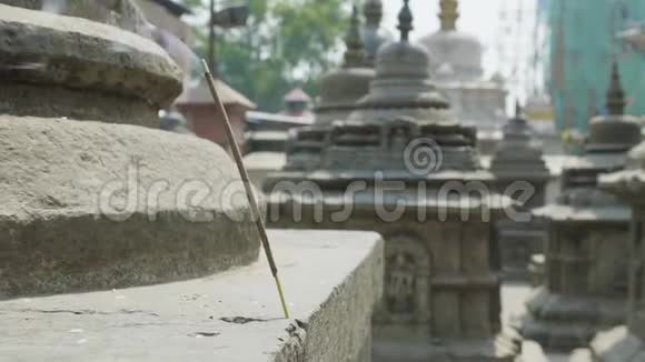 在尼泊尔加德满都的古老的Sawayambhunath猴庙里燃烧视频的预览图