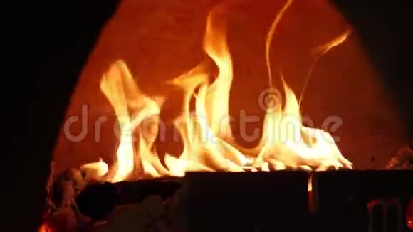 在烤箱中燃烧火焰的特写框架传统柴火炉中火焰燃烧的精美视频的预览图