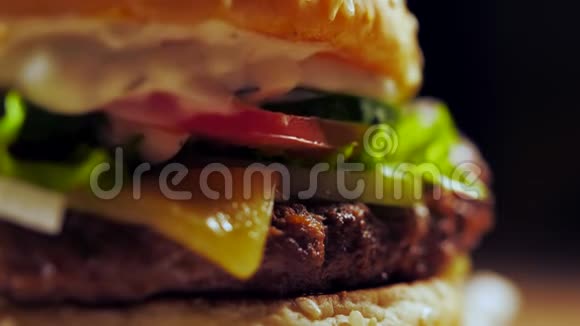 大的开胃汉堡肉切片洋葱蔬菜融化的奶酪生菜和蛋黄酱孤立视频的预览图