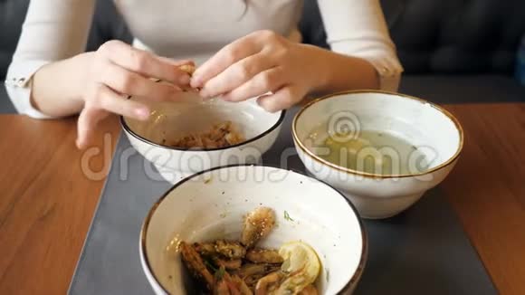 女人的手在餐馆里打扫和吃虾视频的预览图