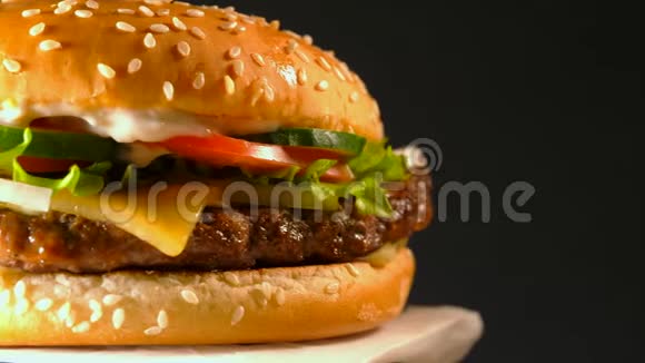 大的开胃汉堡肉切片洋葱蔬菜融化的奶酪生菜和蛋黄酱孤立视频的预览图