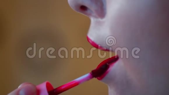嘴唇与红色液体嘴唇组成视频的预览图