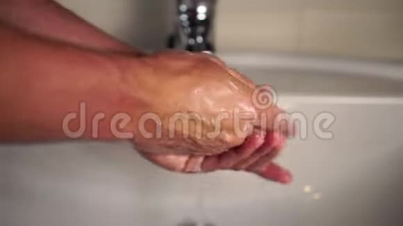 一个男人用肥皂洗手视频的预览图