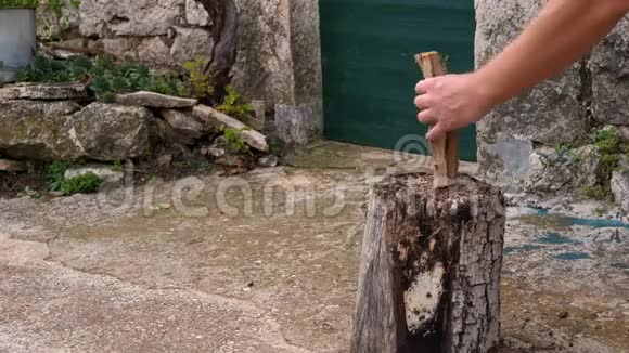 关闭人类切割木材的录像视频的预览图