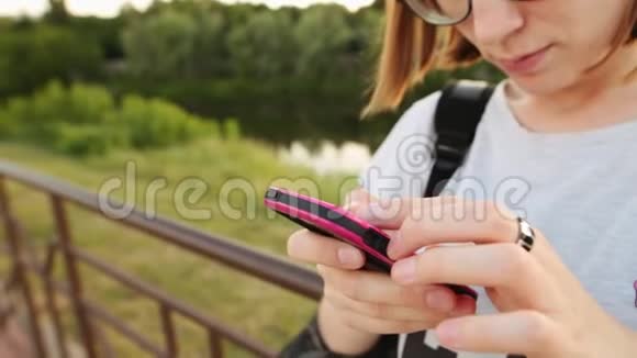 时髦的时髦女孩用智能手机发短信和交流视频的预览图