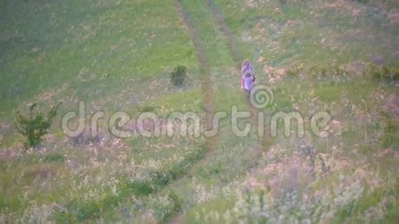 鸟瞰可爱的女孩和母亲在河边的夏日草地上奔跑玩得很开心视频的预览图