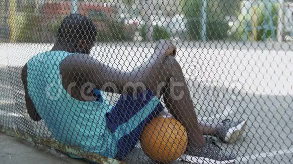 疲惫的非裔美国篮球运动员在体育场比赛后放松爱好视频的预览图