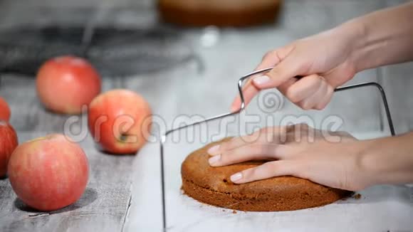 切一串糖果海绵蛋糕糖果做饼干蛋糕视频的预览图