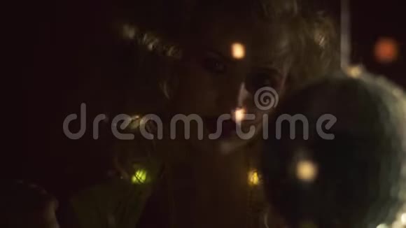 在黑暗中带着迪斯科舞会的性感女人视频的预览图