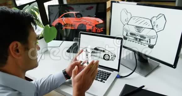 汽车设计师在书桌4k上使用玻璃数码平板电脑视频的预览图